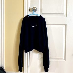 This Nike crop crewneck in size small barely worn really good conditions